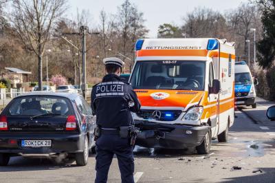Stuttgart Weilimdorf: Rettungswagen rammt PKW